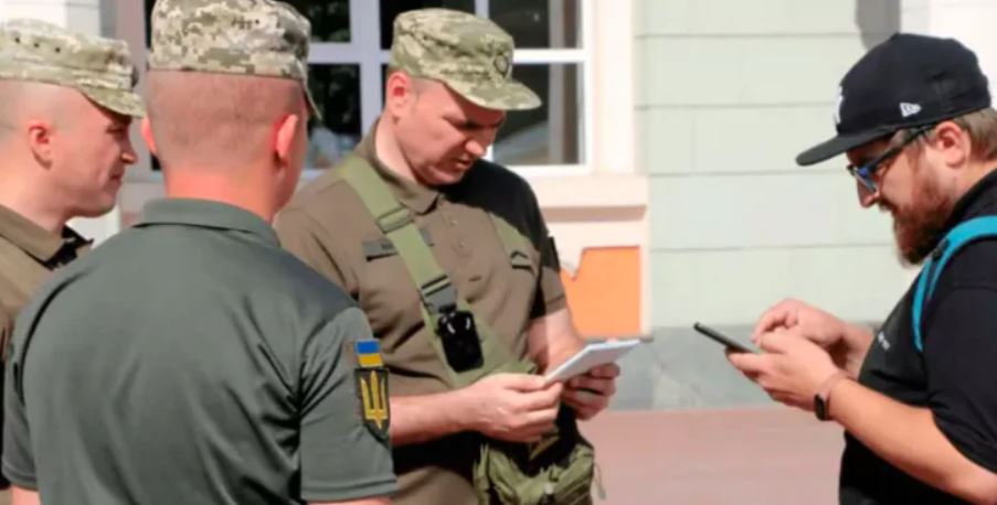 Бандити перевдягаються у форму ТЦК, хапають чоловіків та вимагають гроші, - нардеп Бандити перевдягаються у форму ТЦК, хапають чоловіків та вимагають гроші, - нардеп